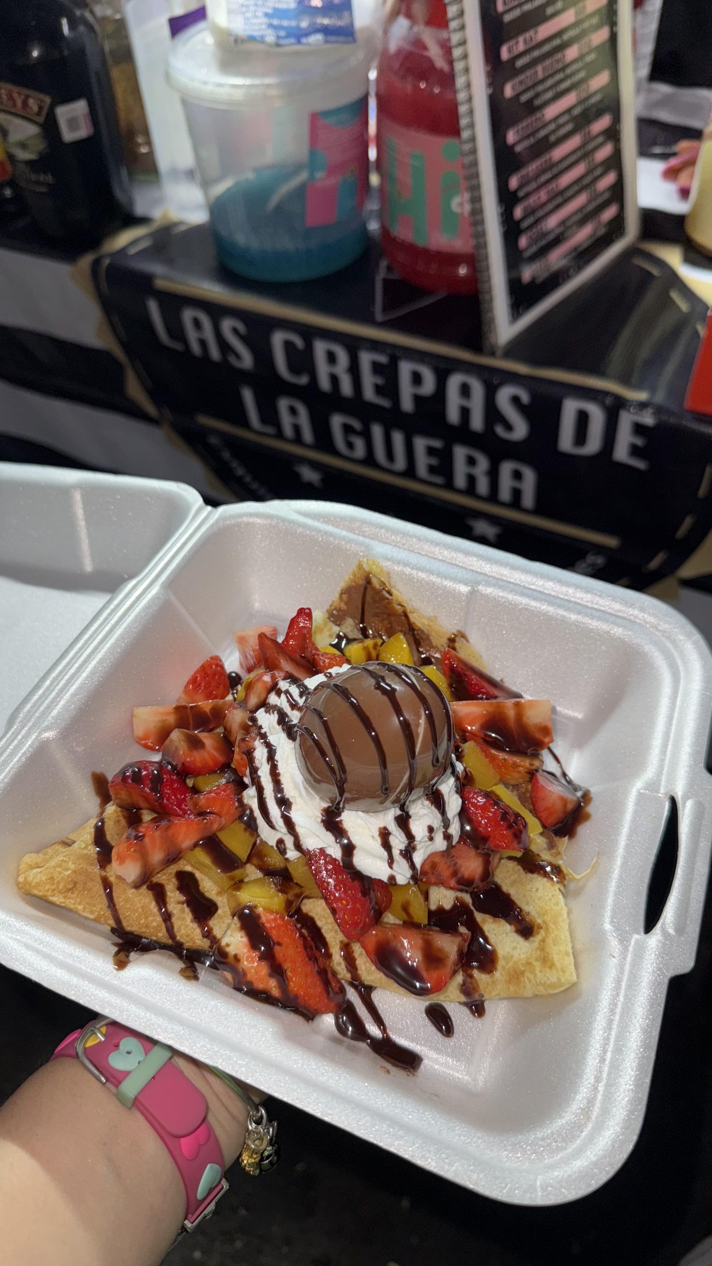 Deliciosa crepa con fresas, chocolate y crema